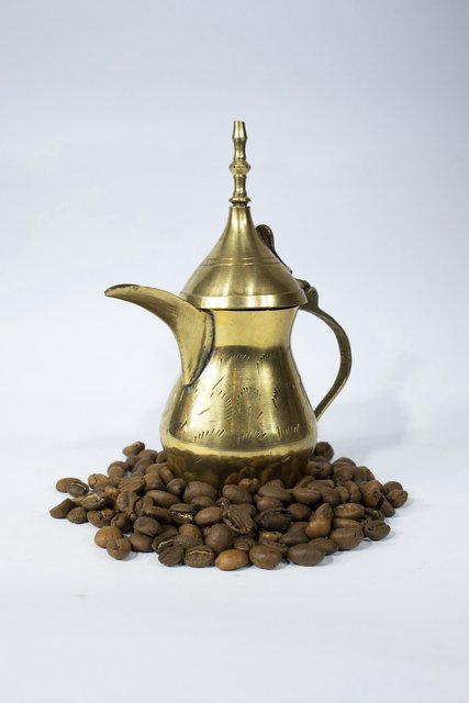 የወርቅ ማስጌጫ ያለው ዳላህ 1 ሊትር